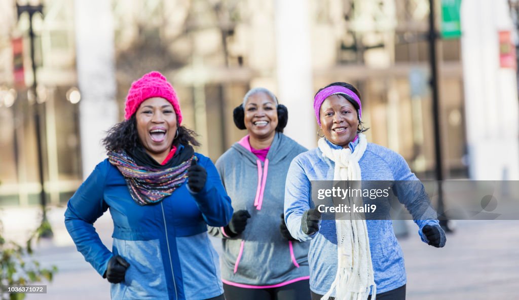 Maduras mujeres afroamericanas en la ciudad, ejercicio