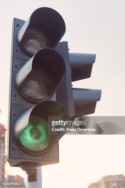 green safety lights on the traffic signalization. - semaphore 個照片及圖片檔