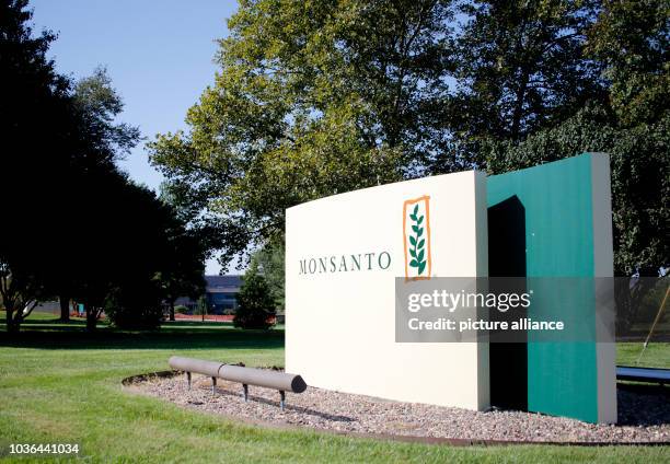 Monsanto sign at the entrance to Monsanto's headquarters in St. Louis, Missouri on September 23, 2016. Photo: Daniel Dreifuss/dpa | usage worldwide