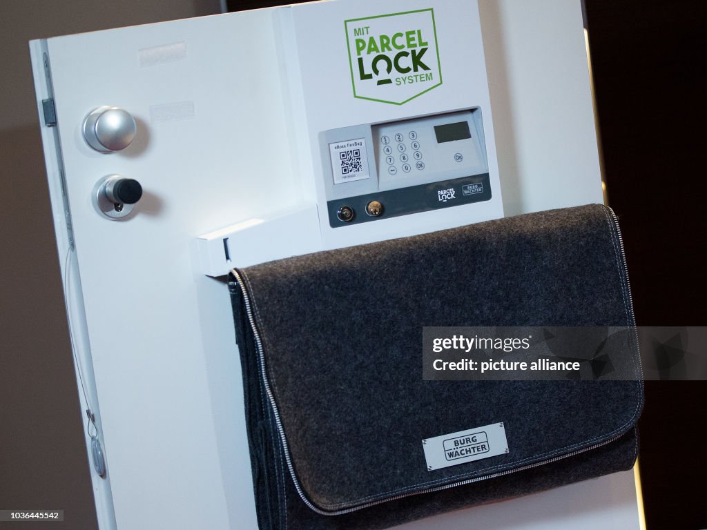 Parcel Protection System A parcel bag of the Parcel Lock system attached to a box door during ...