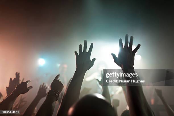 concert crowd with arms up - in concert new york ny stockfoto's en -beelden