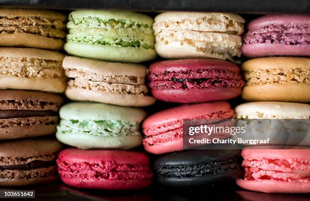 four stacks of french macarons - kokosmakroon stockfoto's en -beelden