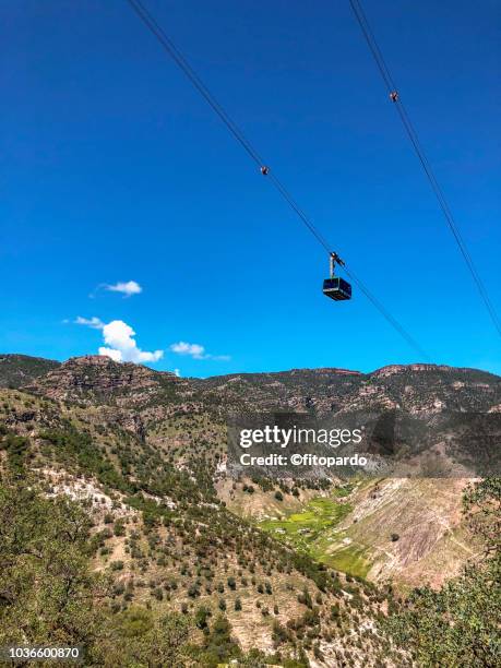 copper canyon panoramic and a cableway - chihuahua desert stock-fotos und bilder