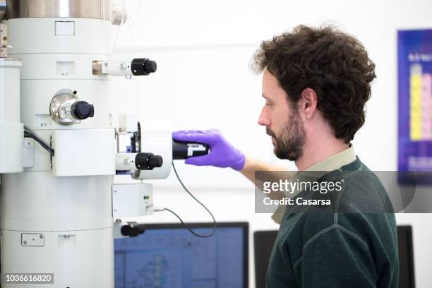 einführung in die forschung-probe auf probenhalter in field emission electron microscope - specimen holder stock-fotos und bilder