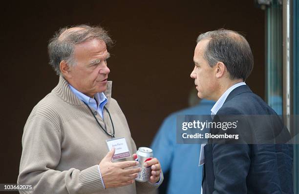 Jean-Pierre Landau, deputy governor of the Banque de France, left, talks to a guest during a break of the Federal Reserve Bank of Kansas City annual...