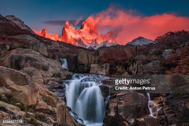 beautiful view with waterfall and fitz roy mountain. patagonia, argentina - cerro fitzroy photos et images de collection