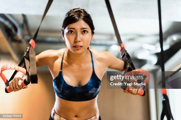 junge erwachsene frauen im am kreuz fitness-studio trainieren - push up japanese stock-fotos und bilder