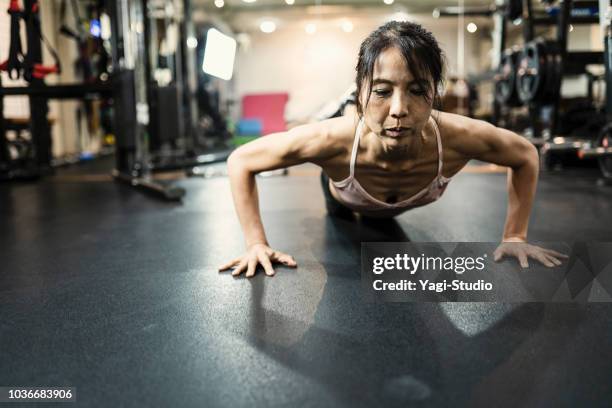 donne mature che si allenano in palestra - tough lady foto e immagini stock