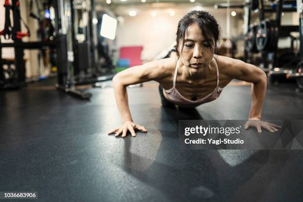 mature women working out at cross gym - asian female bodybuilder stock pictures, royalty-free photos & images