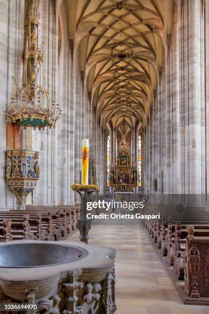 dinkelsbühl, catedral de st. george (baviera, alemania) - pila bautismal fotografías e imágenes de stock