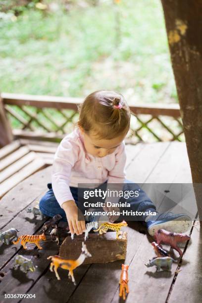 かわいい女の子のおもちゃの動物と遊ぶ - 動物のおもちゃ ストックフォトと画像