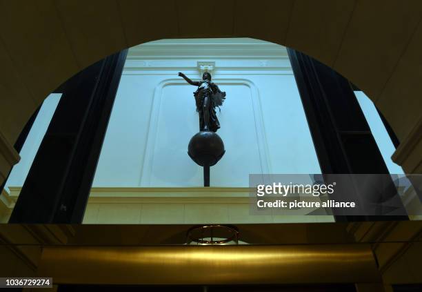 Blick auf bronzene Siegesgöttin Victoria im Musenaufgang des neuen Luxus-Hotels "Derag Livinghotel De Medici" am in Düsseldof . Knapp einen Monat vor...