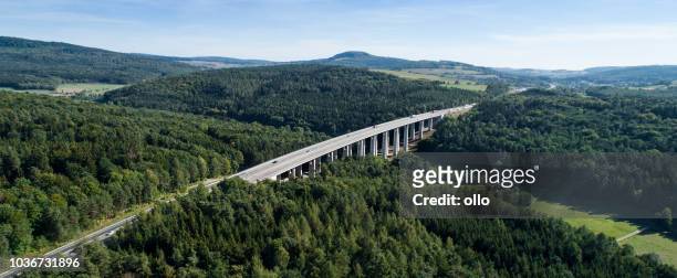 autobahnbrücke - panorama luftbild - hesse germany stock-fotos und bilder