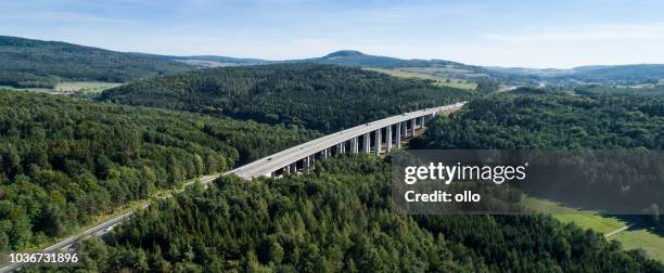 puente de autopista - vista aérea panorámica - hesse alemania fotografías e imágenes de stock