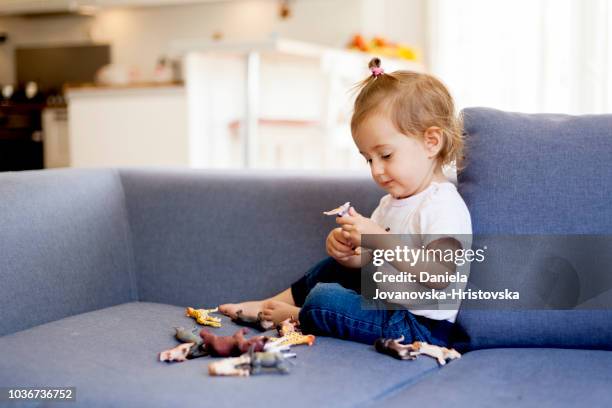 かわいい女の子のおもちゃの動物と遊ぶ - 動物のおもちゃ ストックフォトと画像