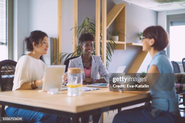 candidate is having a conversation at a job interview - agile working stock pictures, royalty-free photos & images
