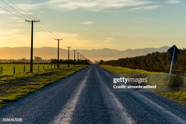 strada per le alpi meridionali, nuova zelanda - strada di campagna foto e immagini stock