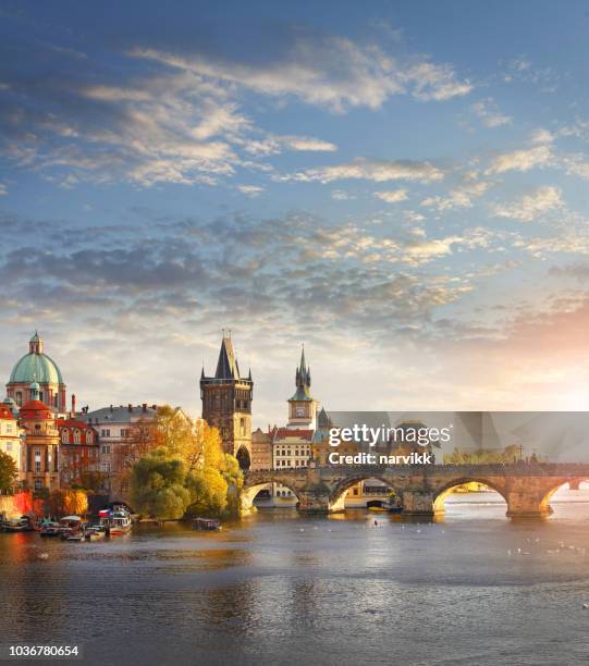 moldau en de karelsbrug in praag - vltava river stockfoto's en -beelden