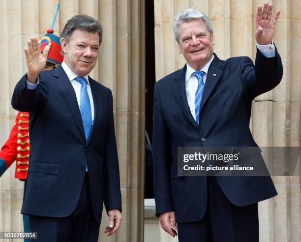 Bundespräsident Joachim Gauck und der kolumbianische Präsident Juan Manuel Santos Calderon begrüßen sich am in Bogota am Präsidentenpalast. Der...