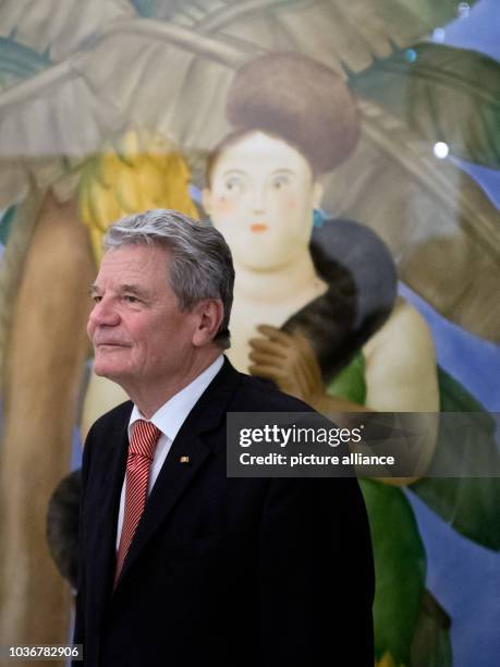 Bundespräsident Joachim Gauck besichtigt am in Medellin das Museo de Antiquia und steht neben dem Bild "La Colombiana" von Fernando Botero . Der...