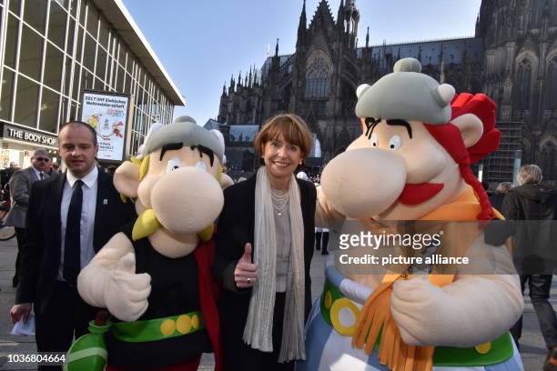 Henriette Reker, Oberbürgermeisterin der Stadt Köln, Maskottchen der Eishockey WM Asterix und Obelix posieren vor dem Kölner Dom am in Köln bei der...