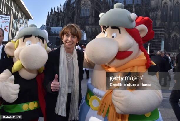 Henriette Reker, Oberbürgermeisterin der Stadt Köln, Maskottchen der Eishockey WM Asterix und Obelix posieren am in Köln bei der Presentation und...