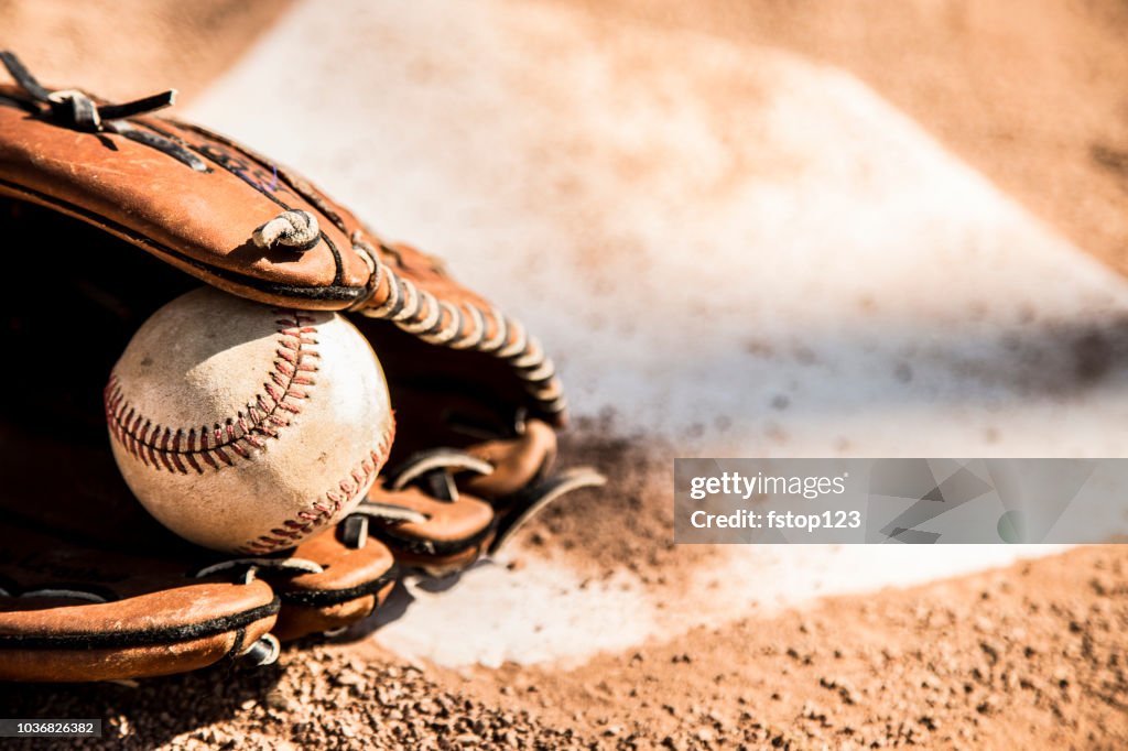 Temporada de beisebol está aqui. Luva e a bola na base do batedor.