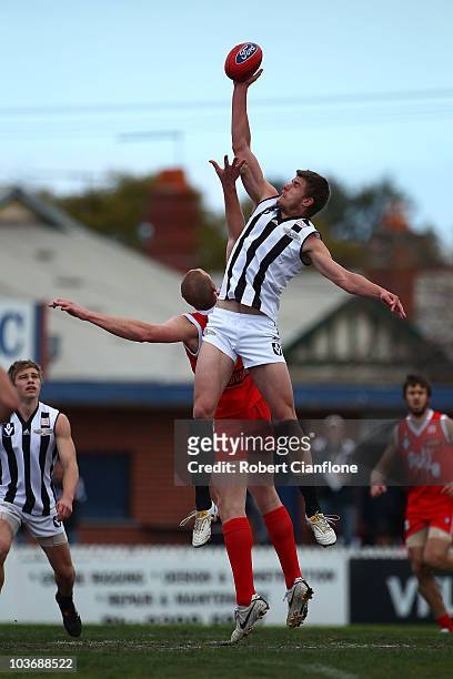 Cameron Wood of Collingwood gets the ball ahead of Sam Jacobs of the Bullants during the VFL second Elimination Final match between the Northern...