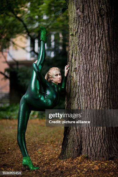 Wild Contortion 44 Zlata Contortionist Photos & High Res Pictures - Getty Images