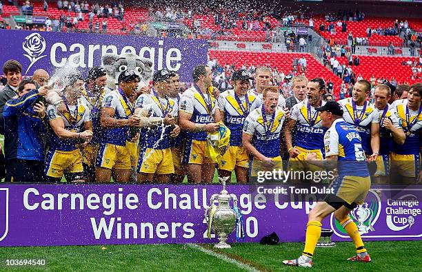 Warrington Wolves players celebrate with the trophy after winning the Carnegie Challenge Cup Final match between Leeds Rhinos and Warrington Wolves...