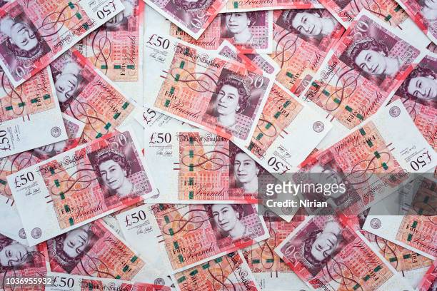 diffusione di banconote casuali da 50 sterline britanniche - money uk foto e immagini stock