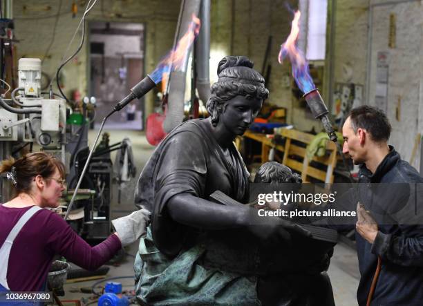 Heike Koller and Friedrich Lehmann put the last touches on the bronze, original-sized copy of the Goethe monument by the sculptor Schaper from the...