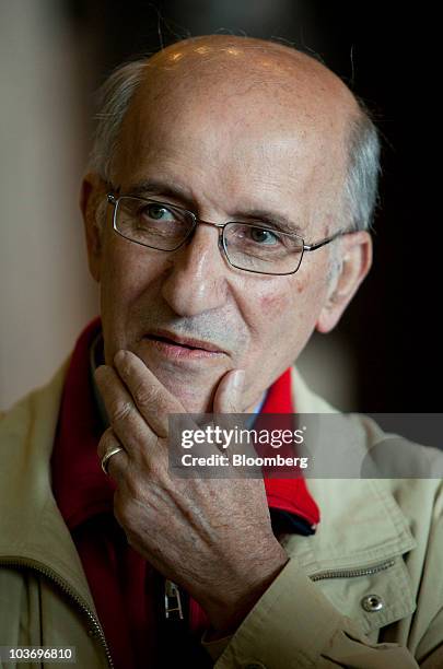 Sinan Shabibi, governor of the central bank of Iraq, talks to attendees during the Federal Reserve Bank of Kansas City annual symposium near Jackson...