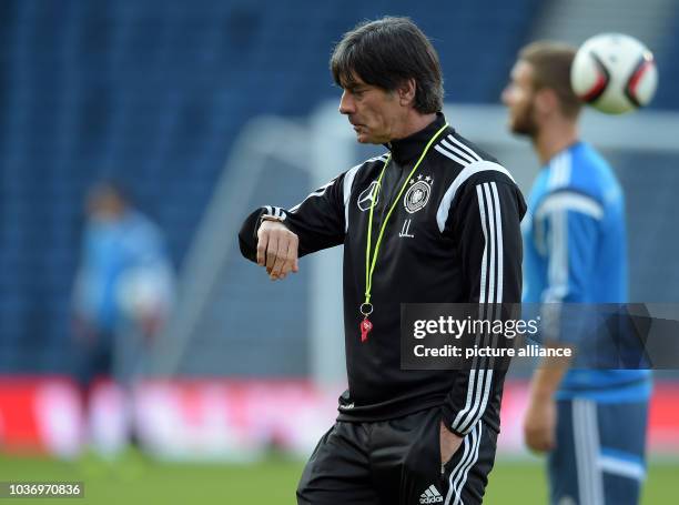 Der Bundestrainer der deutschen Fußballnationalmannschaft, Joachim Löw, beobachtet am in Glasgow im Hampden Park-Stadion das Training. Die...