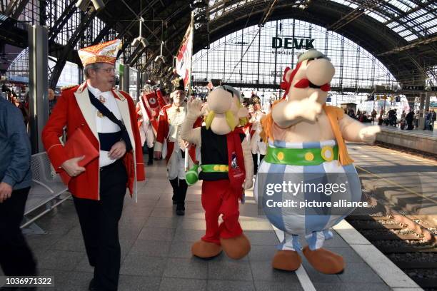 Heinz-Günther Hunold, Präsident der roten Funken Maskottchen der Eishockey WM Asterix und Obelix posieren am in Köln bei der Presentation und...