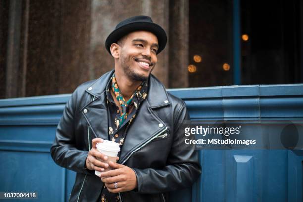 heureux homme afro-américain souriant. - black jacket photos et images de collection