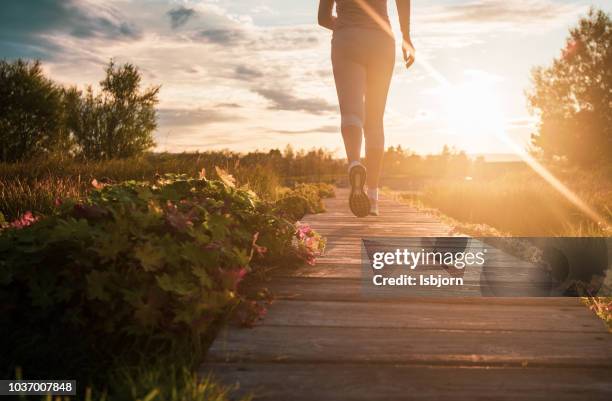 cerca de jogging. - fitness or vitality or sport and women fotografías e imágenes de stock