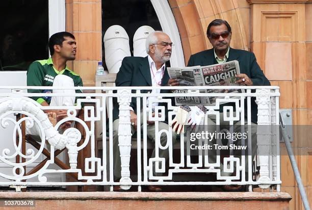 Pakistan selector Shafqat Rana talks to Pakistan team manager Yawar Saeed as he reads a newspaper with wicketkeeper Kamran Akmal during day four of...