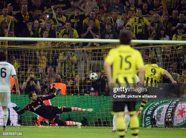 Dortmund's Robert Lewandowski scores the 4-1 through pemalty during the UEFA Champions League semi final first leg soccer match between Borussia...