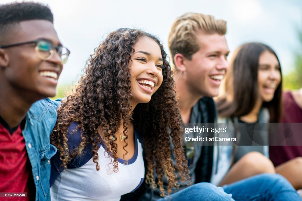 Jeugdvrienden lachen buiten