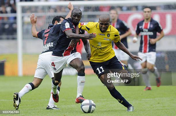 Paris Saint-Germain' midfielder Claude Makelele vies with FC Sochaux' counterpart Nicolas Maurice-Belay during the French L1 football match Sochaux...