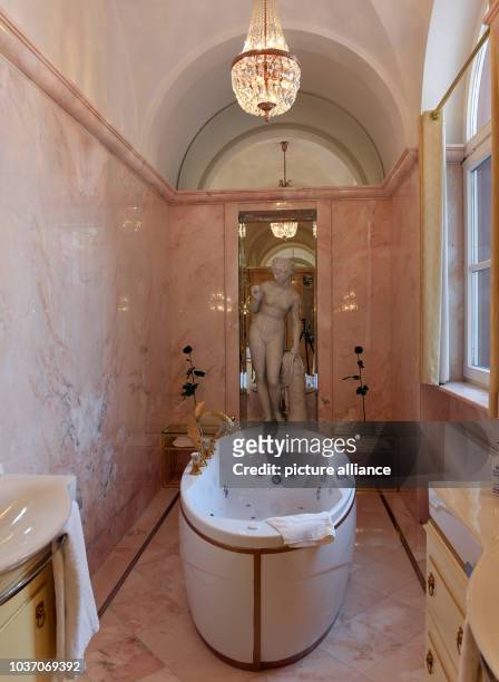 Ein Bad in der Kurfürstensuite des neuen Luxus-Hotels "Derag Livinghotel De Medici" am in Düsseldorf . Knapp einen Monat vor der offiziellen...