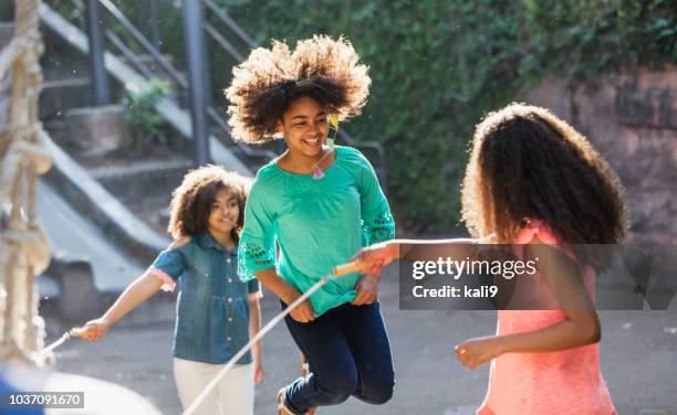 afro-amerikanska systrar hoppa rep - jump rope bildbanksfoton och bilder