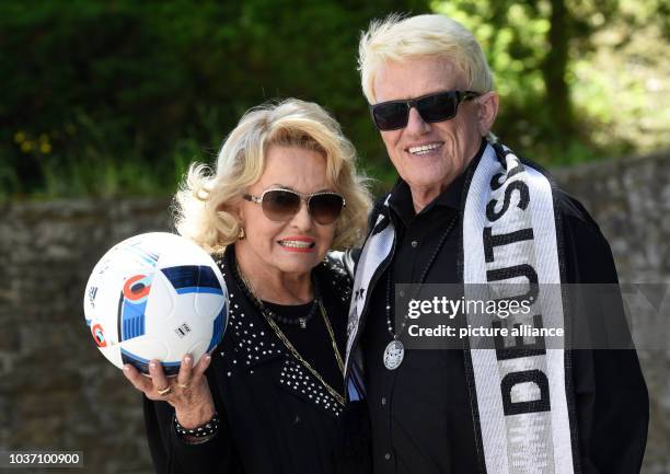 Mit Fanschal und Fußball posieren der Volkssänger Heino und seine Frau Hannelore am bei einem Fotoshooting in ihrem Wohnort Bad Münstereifel . Heino...