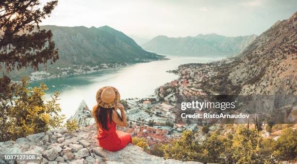 jeune femme se détendre en vacances - montenegro photos et images de collection