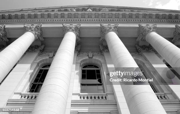 pillars of the wisconsin state capital in madison - madison wisconsin capitol building stock pictures, royalty-free photos & images