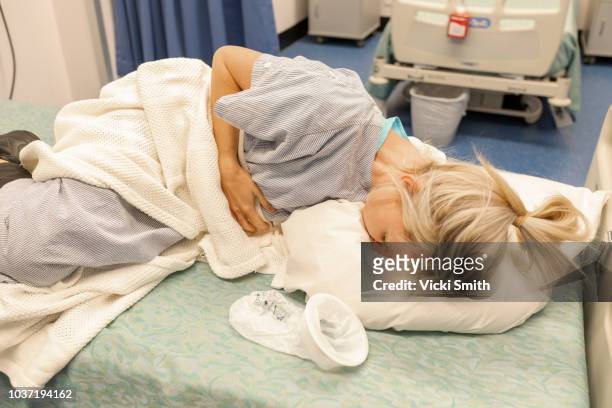 woman on hospital bed feeling sick - vômito - fotografias e filmes do acervo