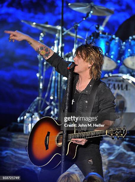 John Rzeznik lead singer of the Goo Goo Dolls performs at the Greek Theater on August 29, 2010 in Los Angeles, California.