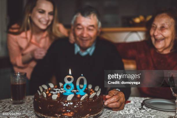 großvater feiert 80. geburtstag mit seiner familie - 80 jahre torte stock-fotos und bilder