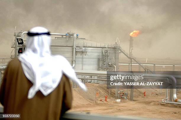 An employee of the Kuwait Oil Company looks at 25 January 2005 the Gathering Center No.15 of al-Rawdatain field, 100 kms north of Kuwait City,...